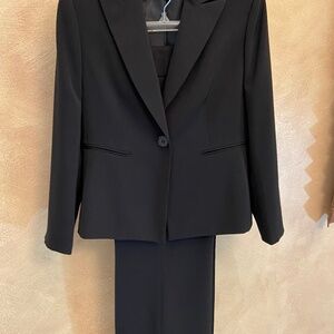 Kasper Women’s 8P Black on Black Pinstripe 2 pc Pantsuit